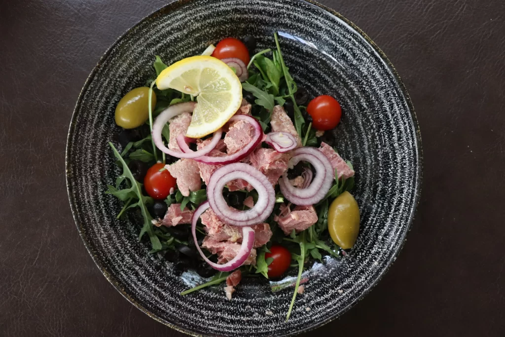 Fresh Mediterranean tuna salad – a light and flavorful starter from Konoba Malo Misto in Zadar’s Old Town