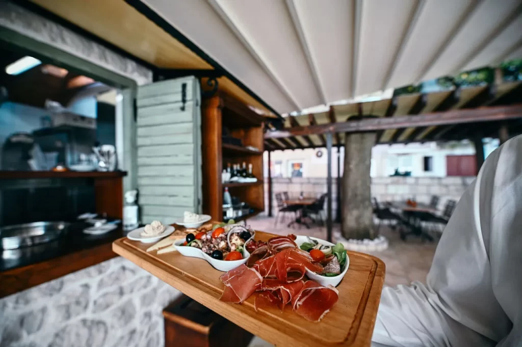 Traditional Dalmatian cold platter with prosciutto, cheese, and olives at Konoba Malo Misto restaurant in Zadar